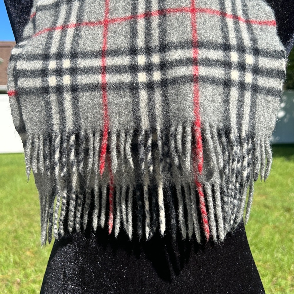 Burberrys’ Of London 100% lambswool scarf - Picture 9 of 11